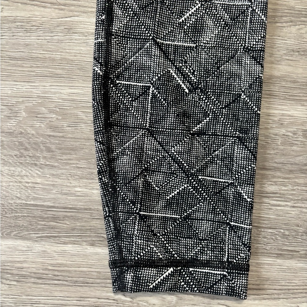 Lululemon Wunder Under Hi-Rise 7/8 Tight (Full-On Luxtreme 25") - Size 6 - Picture 10 of 16